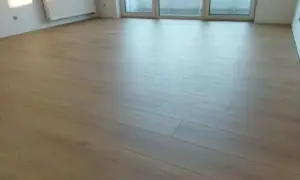 Nowe panele ułożone równolegle do okna, tworząc jasną i przestronną przestrzeń.