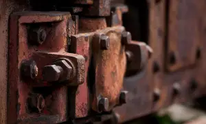 Rdza na śrubach i metalowych elementach. Dowiedz się, jak usunąć rdzę z trudno dostępnych miejsc, by przywrócić dawny blask.