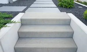 Nowe schody betonowe, proste i nowoczesne. Jak wykończyć schody betonowe, by służyły latami?
