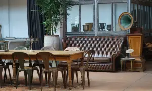 Stary gramofon i skórzana kanapa w salonie. Inspiracja, co zrobić ze starymi meblami, by nadać im nowy charakter.