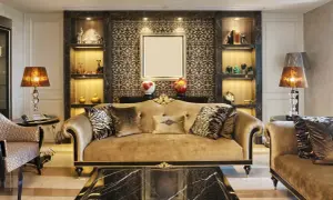 Elegancki salon w stylu art deco, z luksusową kanapą, ozdobnymi półkami i lampami.