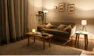 Przytulny salon z kanapą, stolikiem i dywanem. Ciepłe kolory ścian do salonu tworzą relaksującą atmosferę.