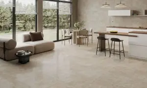 Nowoczesne wnętrze z panoramicznymi oknami. Jasna podłoga z wielkoformatowej terakoty, która nadaje elegancji. Sofa, stół z krzesłami i aneks kuchenny.