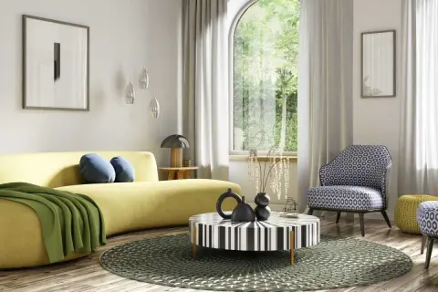 Nowoczesny salon z żółtą kanapą, geometrycznym stolikiem i krzesłem w stylu art deco w Polsce.