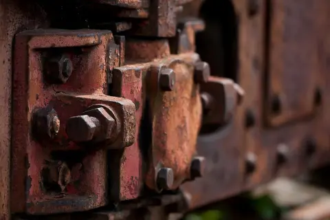 Rdza na śrubach i metalowych elementach. Dowiedz się, jak usunąć rdzę z trudno dostępnych miejsc, by przywrócić dawny blask.