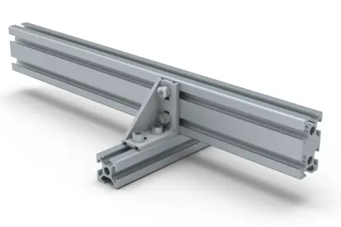 Aluminiowy kątownik uniwersalny łączy dwie profilowane szyny, tworząc stabilną konstrukcję.