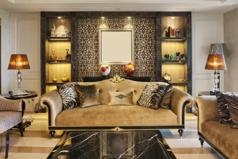 Elegancki salon w stylu art deco, z luksusową kanapą, ozdobnymi półkami i lampami.