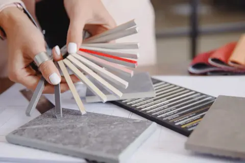 Wybór próbek materiałów, w tym palety kolorów fugi żywicznej, do projektu wnętrz.