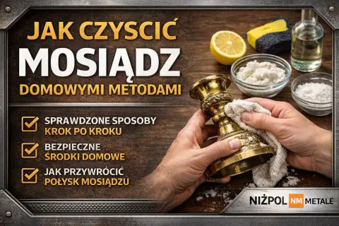 Czyszczenie mosiądzu domowymi metodami. Dłonie polerują ozdobny świecznik, używając ściereczki i domowych środków.