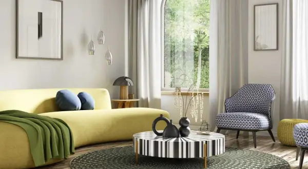 Nowoczesny salon z żółtą kanapą, geometrycznym stolikiem i krzesłem w stylu art deco w Polsce.