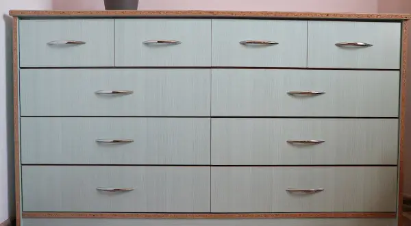 Metamorfoza komody MALM: jasnoniebieskie fronty szuflad z eleganckimi uchwytami, odświeżony wygląd mebla.