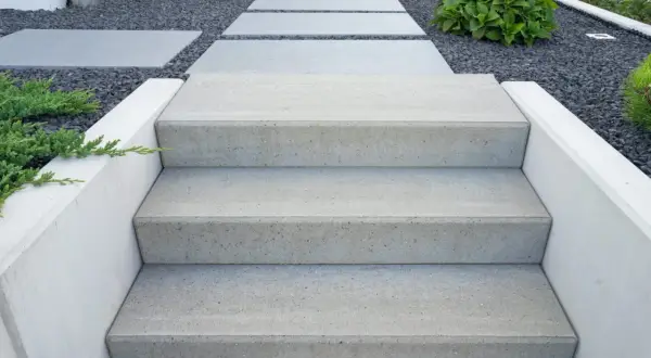Nowe schody betonowe, proste i nowoczesne. Jak wykończyć schody betonowe, by służyły latami?