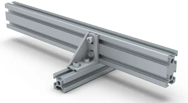 Aluminiowy kątownik uniwersalny łączy dwie profilowane szyny, tworząc stabilną konstrukcję.