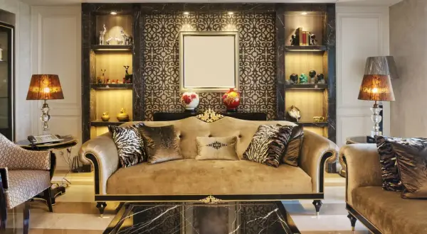 Elegancki salon w stylu art deco, z luksusową kanapą, ozdobnymi półkami i lampami.