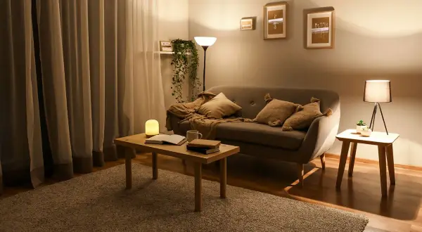 Przytulny salon z kanapą, stolikiem i dywanem. Ciepłe kolory ścian do salonu tworzą relaksującą atmosferę.
