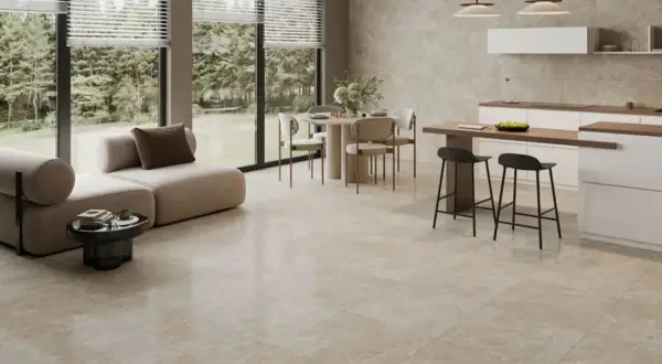 Nowoczesne wnętrze z panoramicznymi oknami. Jasna podłoga z wielkoformatowej terakoty, która nadaje elegancji. Sofa, stół z krzesłami i aneks kuchenny.