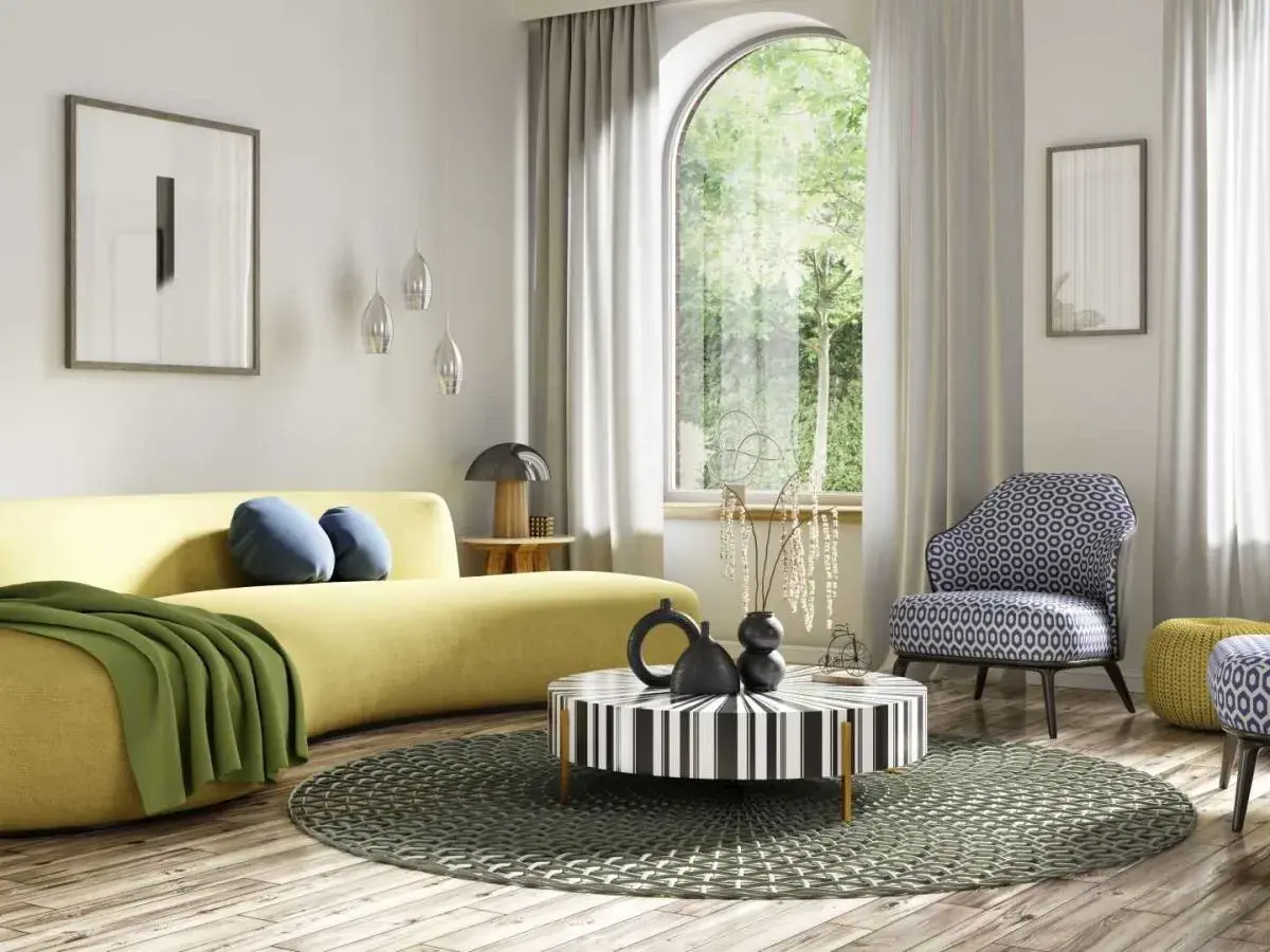 Nowoczesny salon z żółtą kanapą, geometrycznym stolikiem i krzesłem w stylu art deco w Polsce.