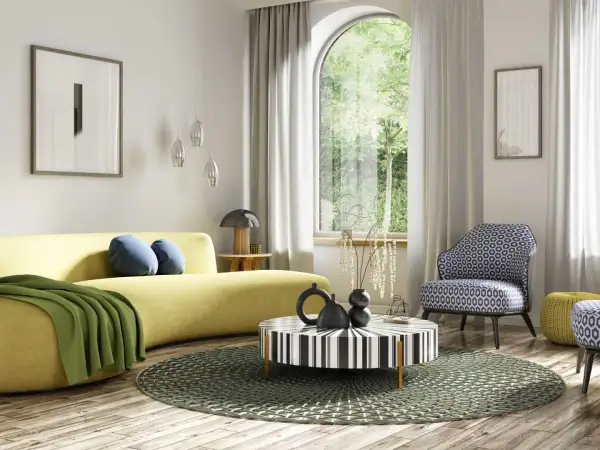 Nowoczesny salon z żółtą kanapą, geometrycznym stolikiem i krzesłem w stylu art deco w Polsce.