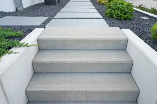 Nowe schody betonowe, proste i nowoczesne. Jak wykończyć schody betonowe, by służyły latami?