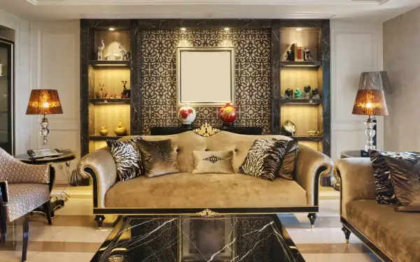 Elegancki salon w stylu art deco, z luksusową kanapą, ozdobnymi półkami i lampami.