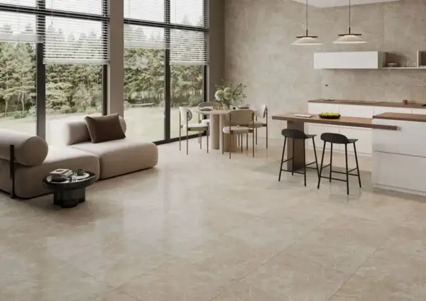 Nowoczesne wnętrze z panoramicznymi oknami. Jasna podłoga z wielkoformatowej terakoty, która nadaje elegancji. Sofa, stół z krzesłami i aneks kuchenny.